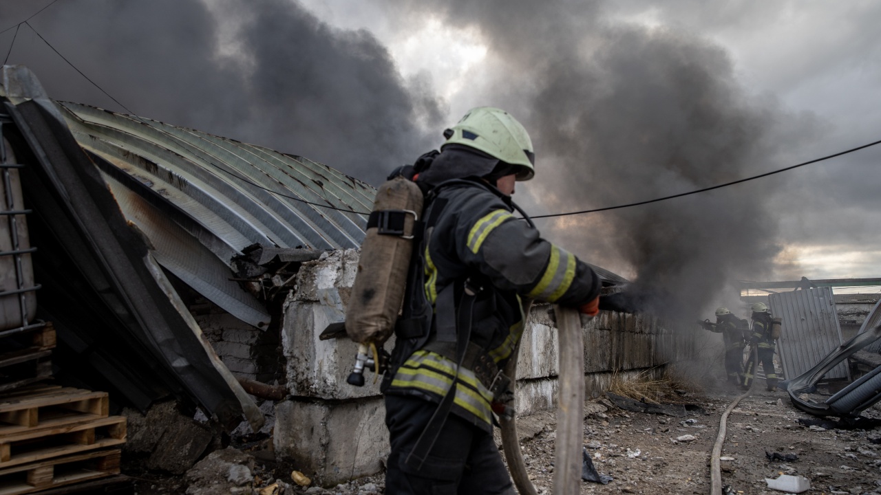 Снаряд избухна пред жилищна сграда в Киев, има ранени