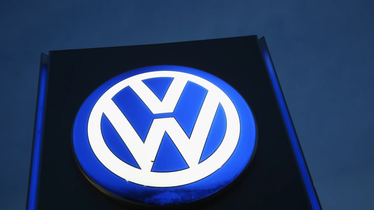 Германският автомобилостроител Фолксваген  временно е спрял производството в три от обектите