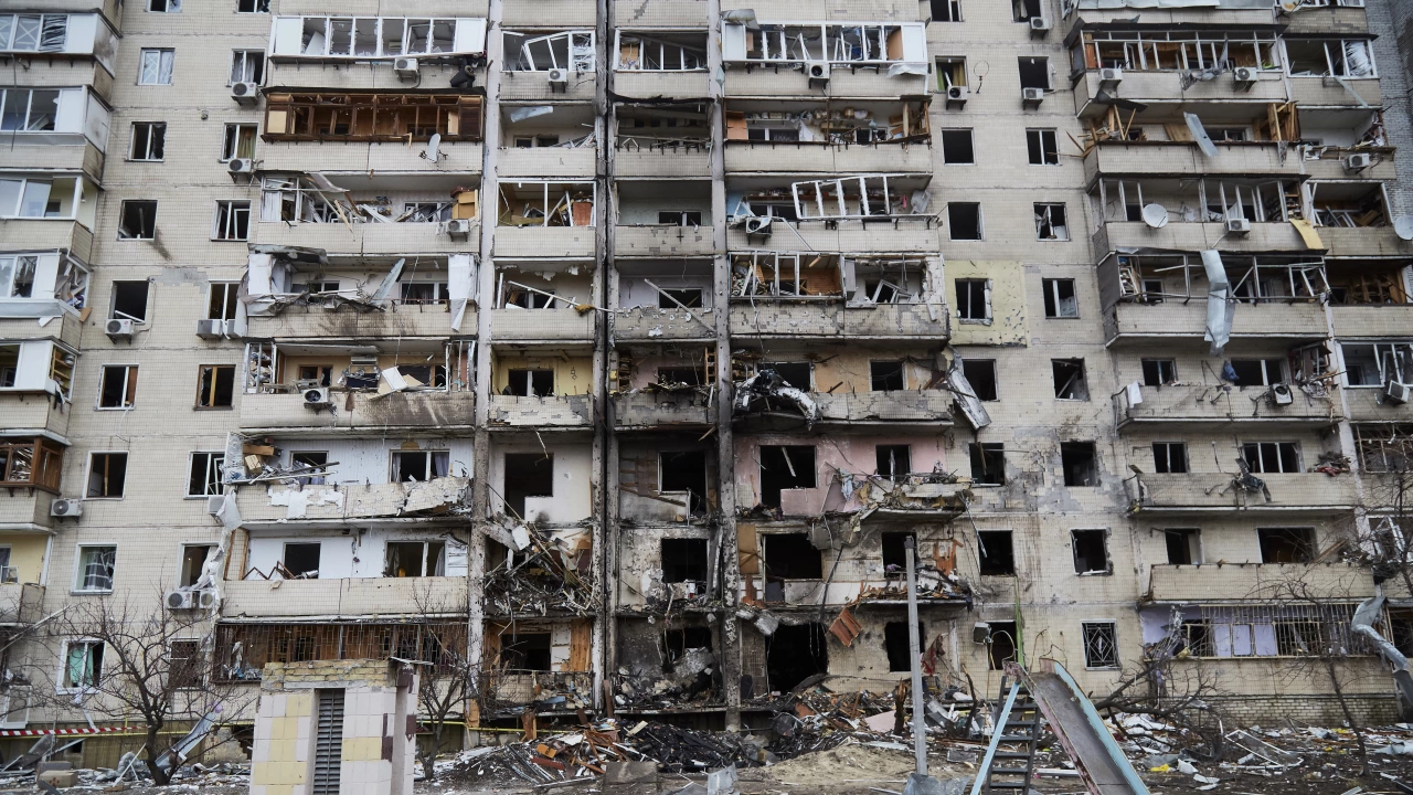 Пореден жилищен блок е поразен от руска ракета в киевския