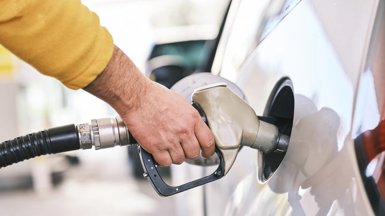 Швеция временно ще намали данъците върху горивата ще компенсира собствениците