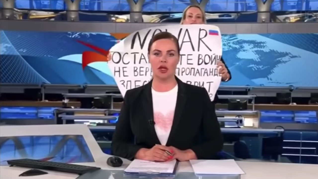 Жена с плакат срещу войната в Украйна нахлу в телевизионно