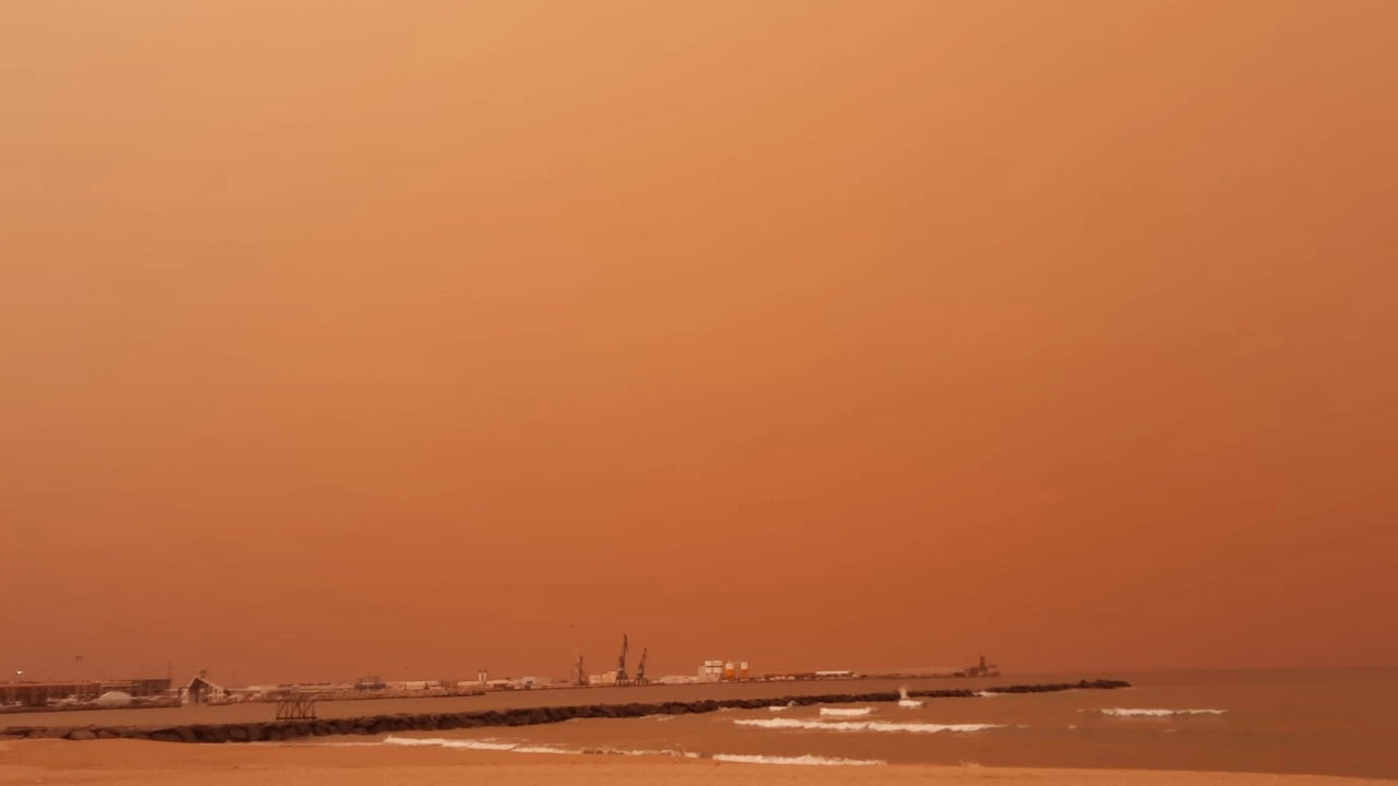 Небето над големи част от Испания стана оранжево заради пясъчна