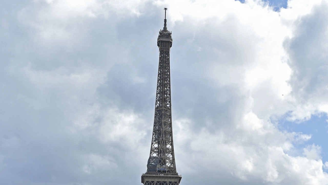 Айфеловата кула порасна с шест метра след като нова цифрова