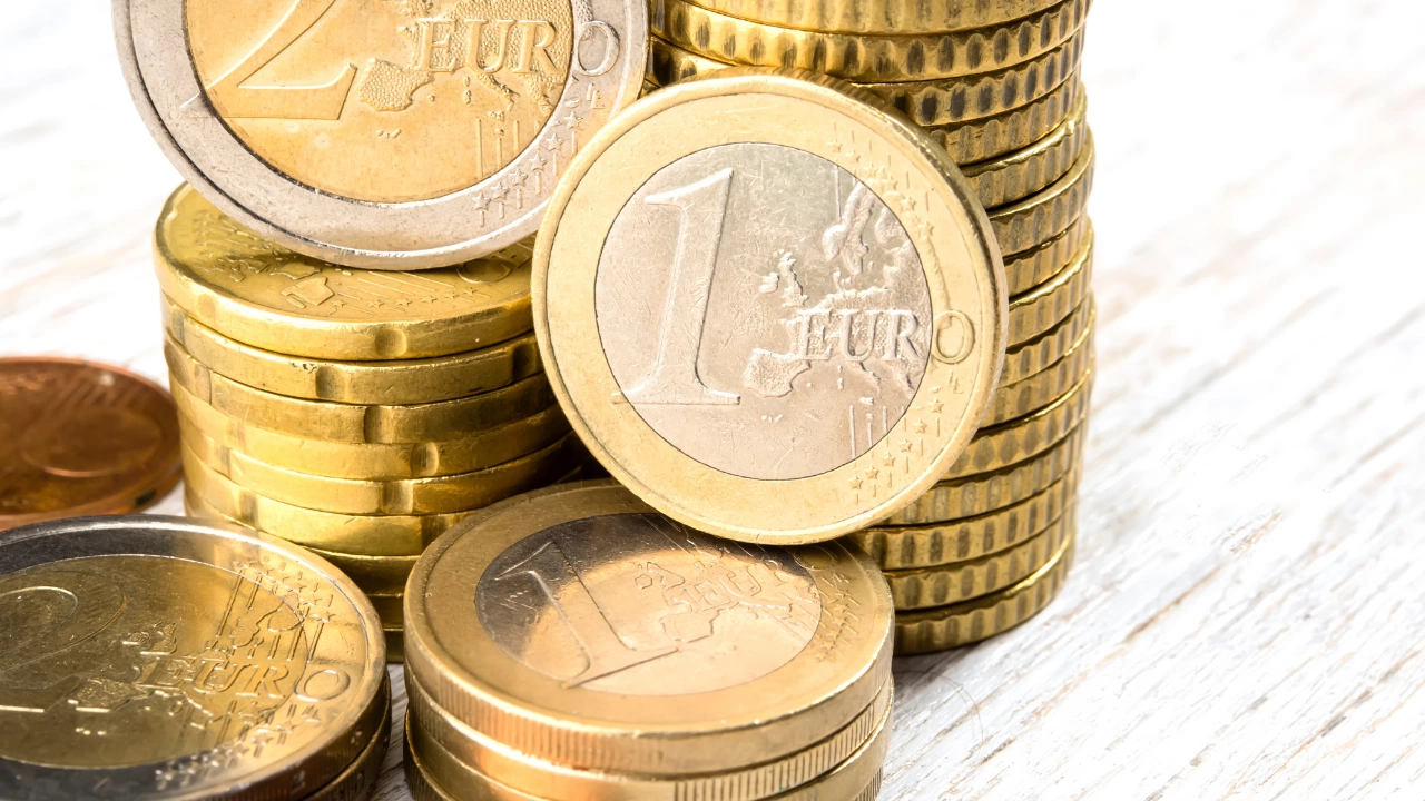 Курсът на еврото днес задържа цената си от малко под