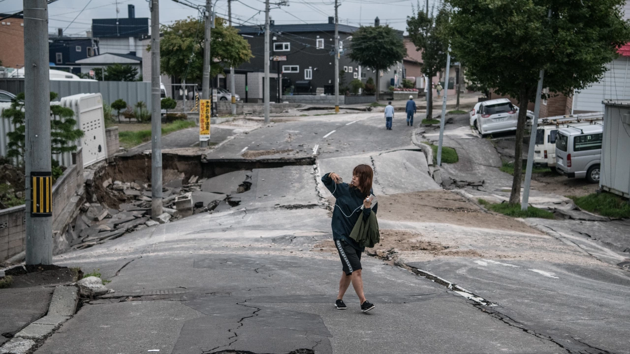 Двама души са загинали при силното земетресение в Япония вчера
