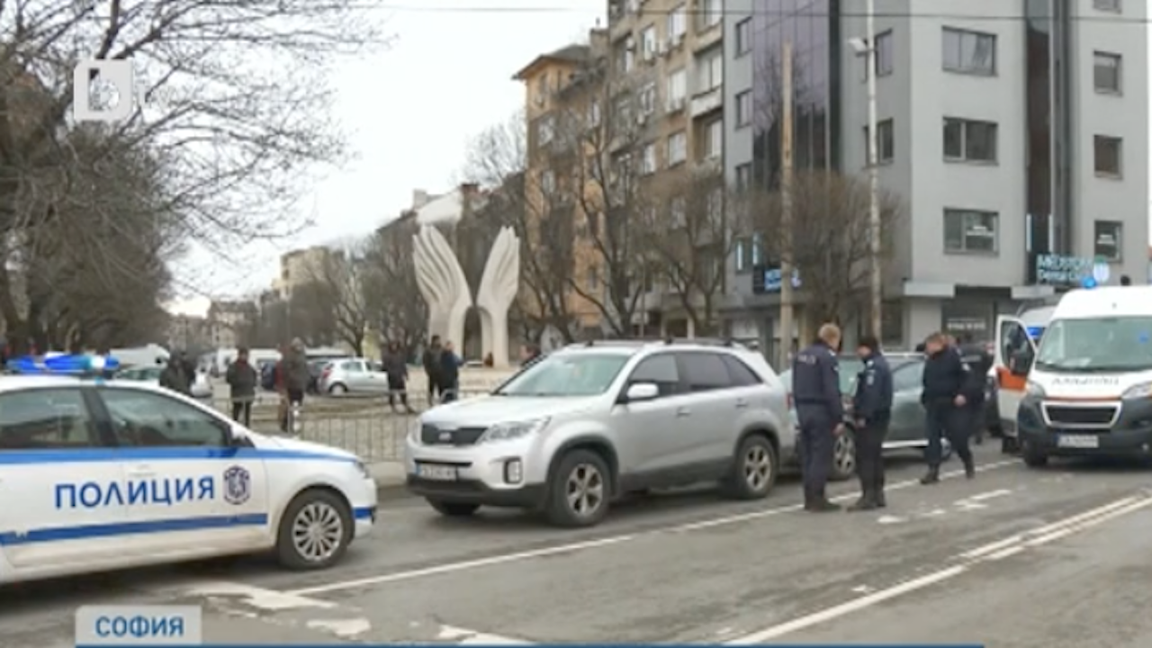 Полицаи са заснети да ритат задържани в София
