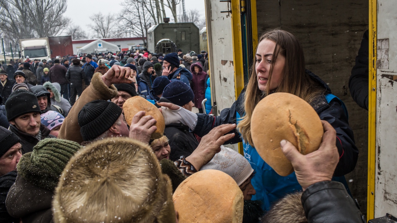 Украйна заяви, че за около 300 000 души в окупирания