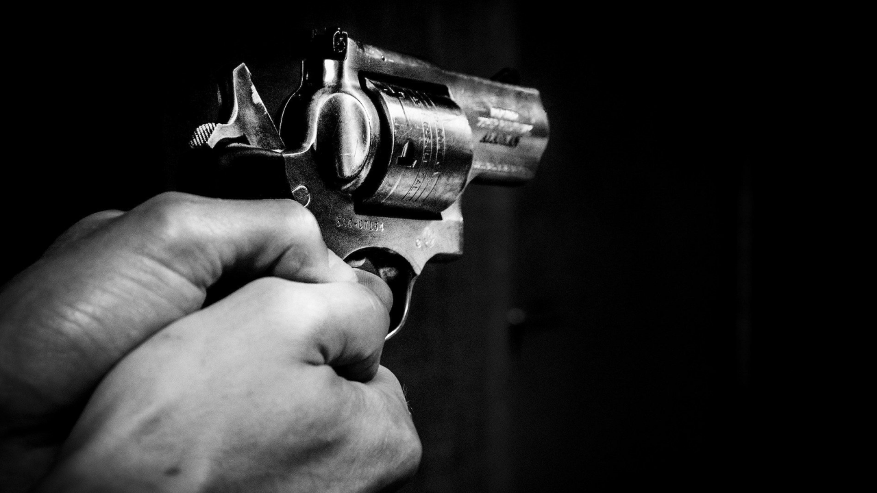 Маскиран и въоръжен с бутафорен пистолет обра бензиностанция в Тополовград
