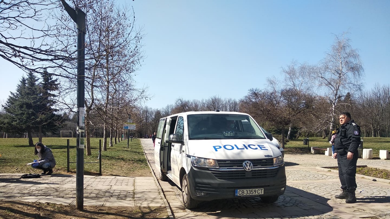 Претърсват кофите около мястото на убийството в София, намерена е раница