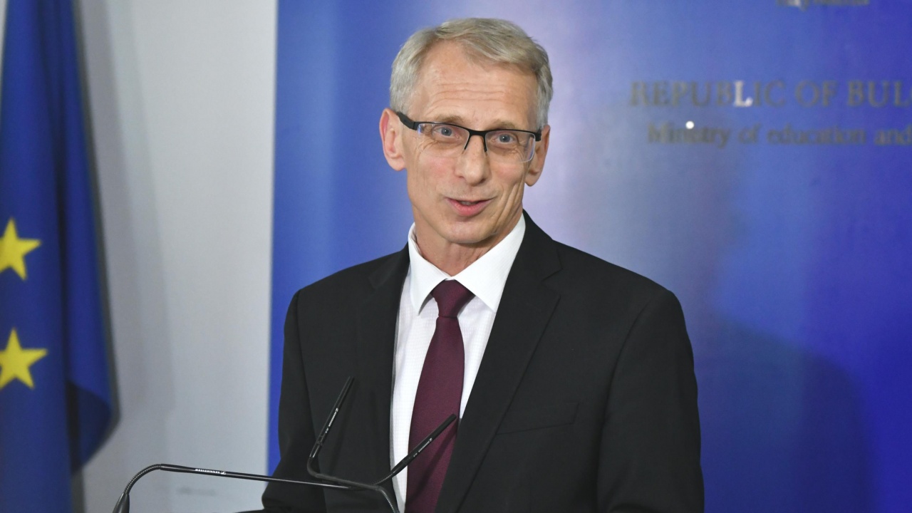 Министър Денков: Украинските ученици ще могат да учат у нас, но само след задължителните имунизации