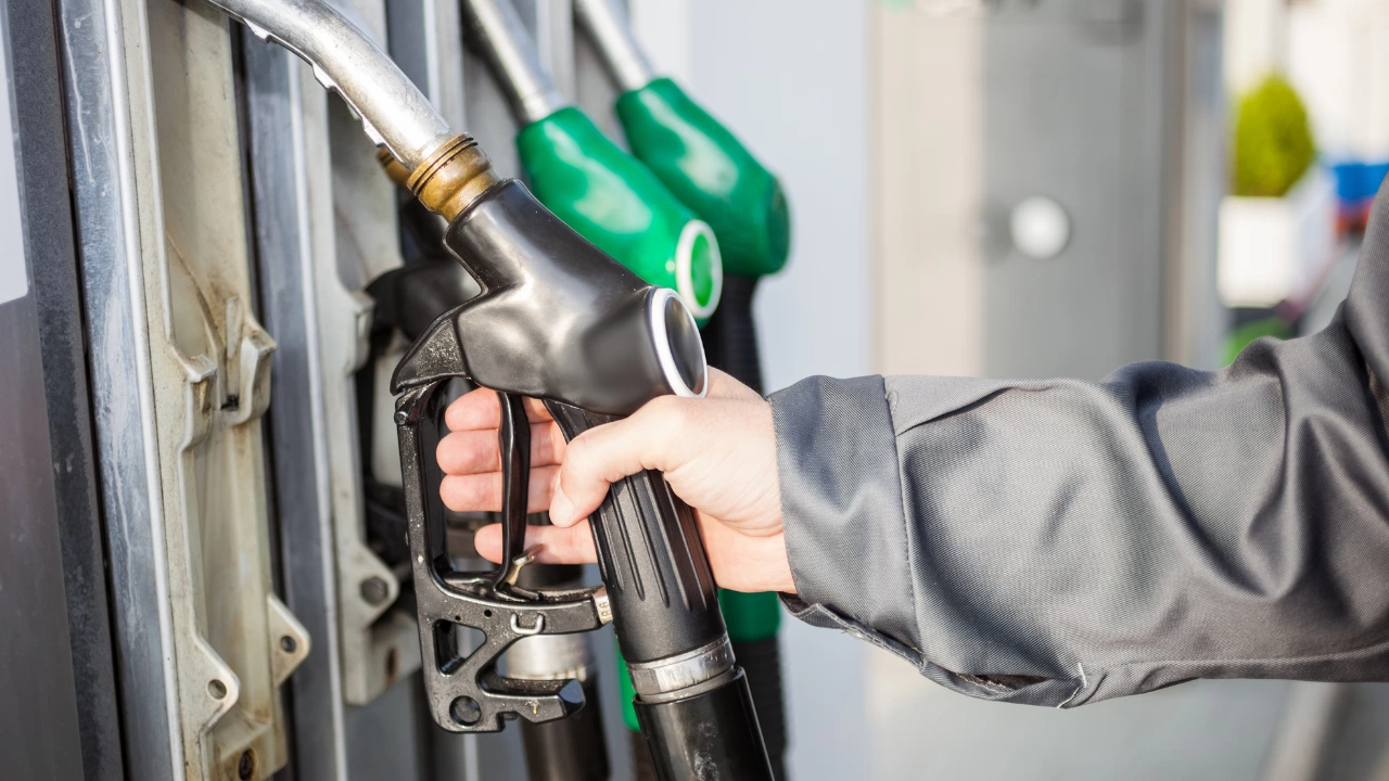 Дългоочакваното намаление в цената на горивата ще се случи защото