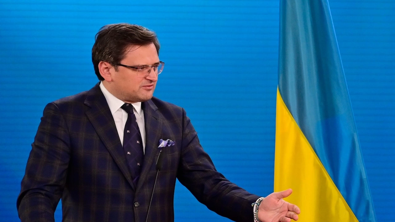 Украинският министър на външните работи Дмитро Кулеба призова днес Китай