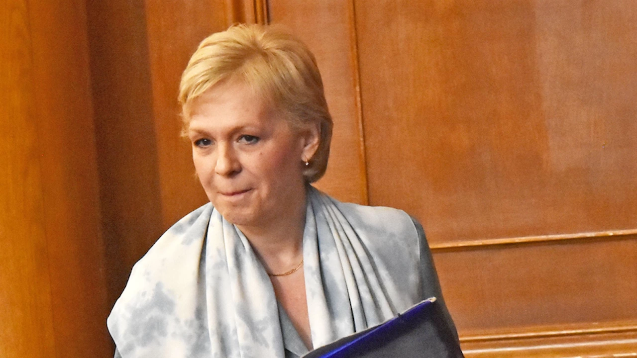 Петя Първанова подава оставка като председател на Държавната агенция за
