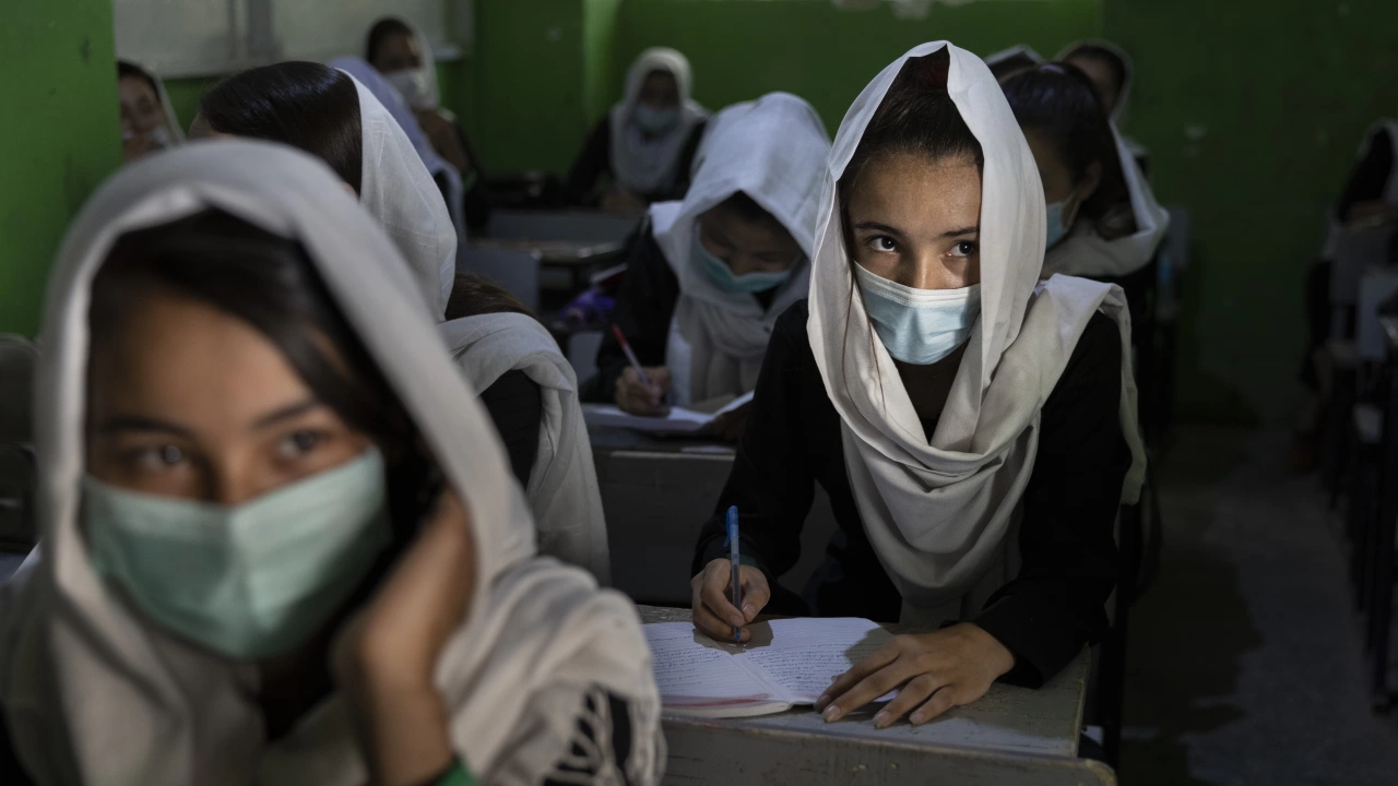 Талибаните наредиха днес затварянето на средните училища за момичета в