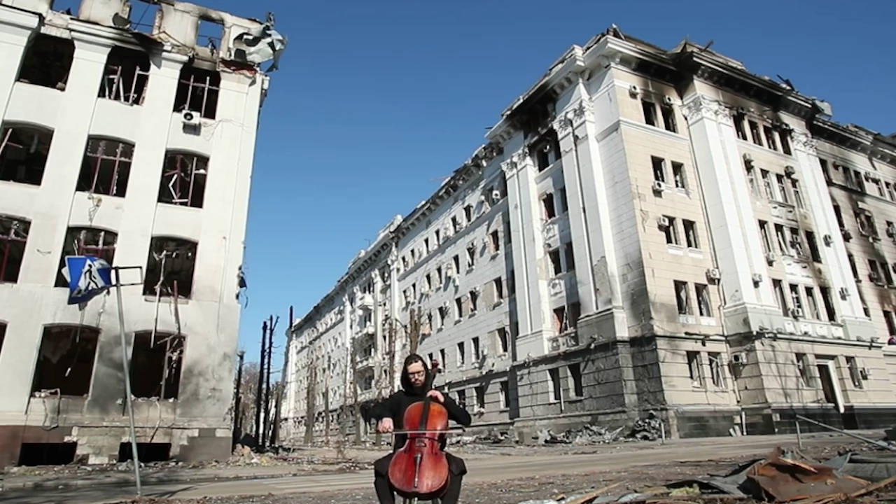 Мъж излезе да свири на виолончело сред разрушенията в Харков