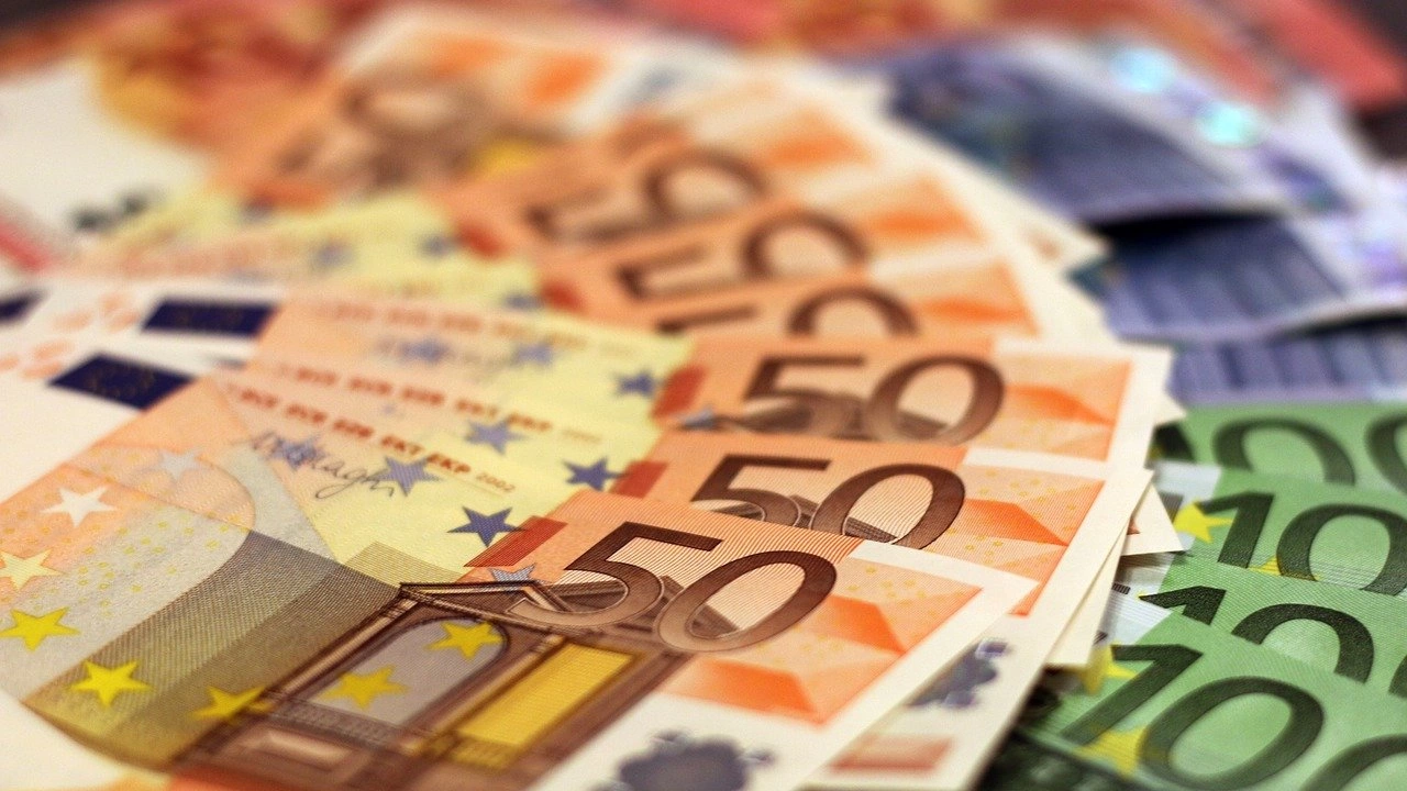 Курсът на еврото днес задържа цената си от малко под