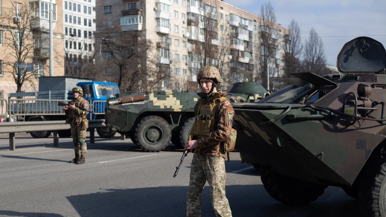 Войната в Украйна продължава В окопите край столицата Киев войници