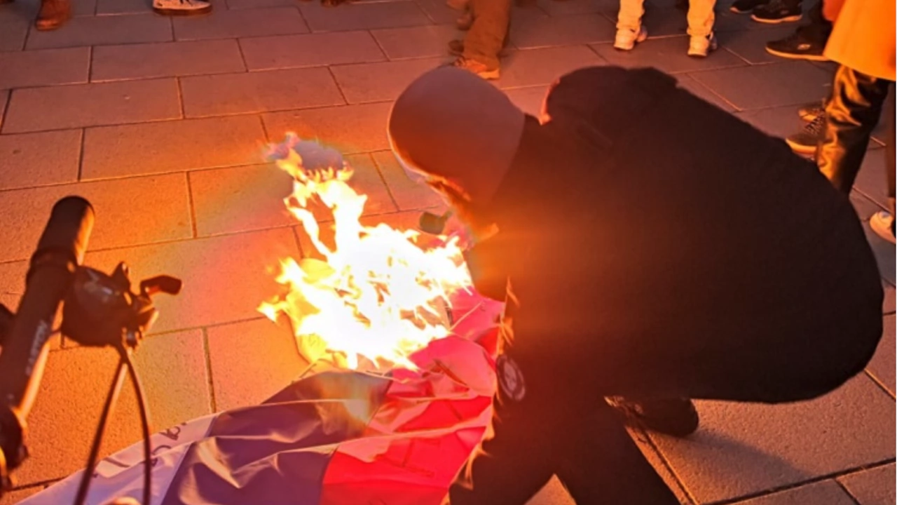 Мъжът  който изгори руското знаме по време на шествието в