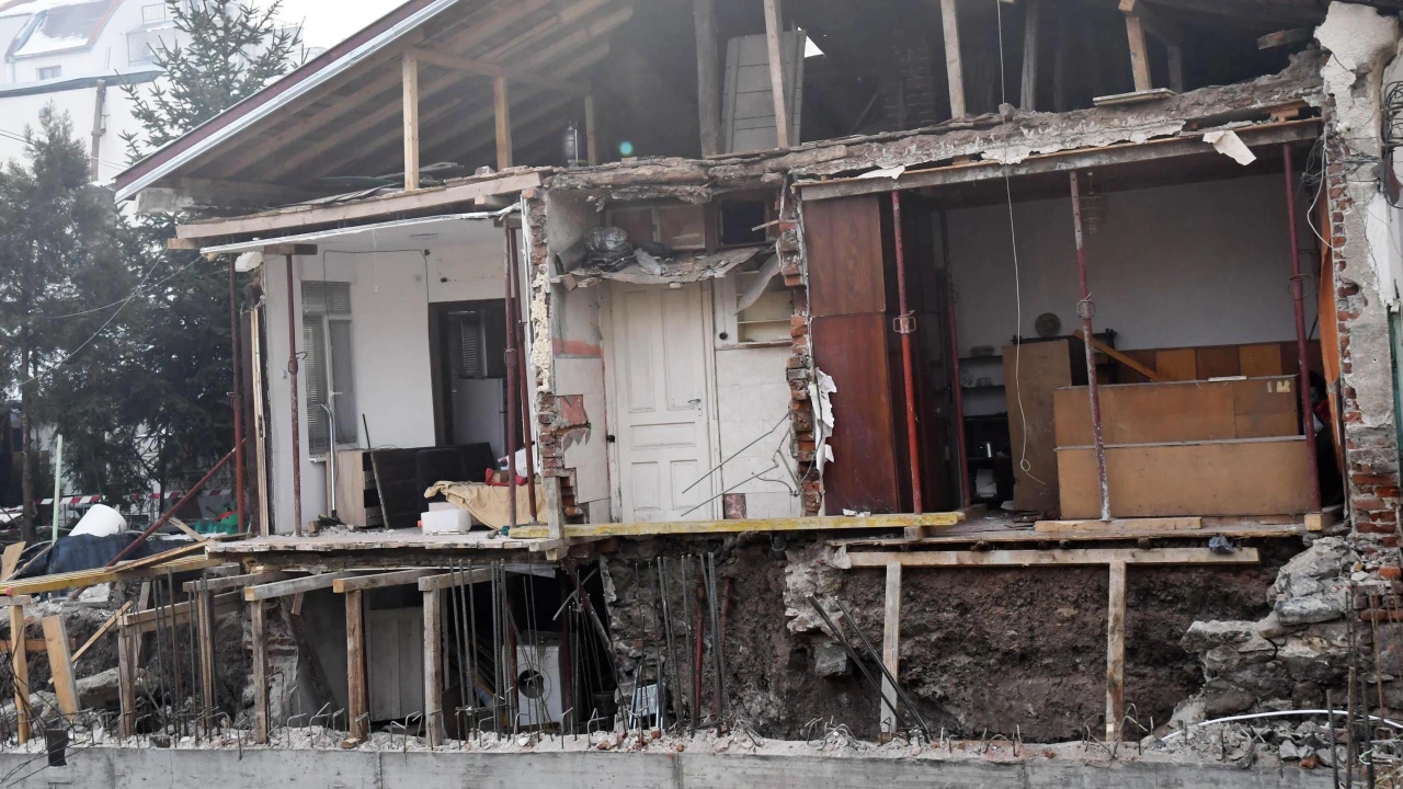 Стена на къща в Хасково поддаде и се срути предаде