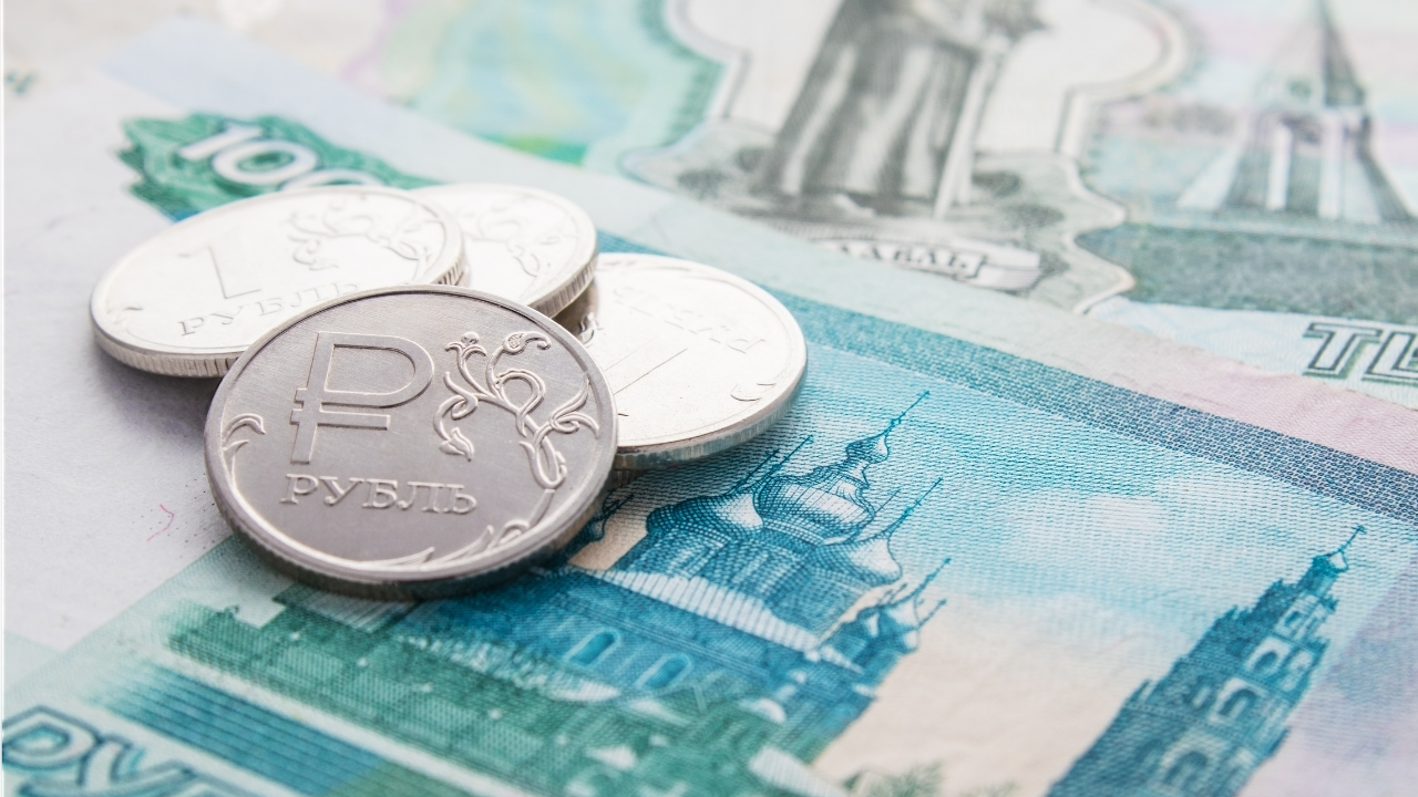 Рублата укрепна до едномесечни максимуми спрямо долара и еврото