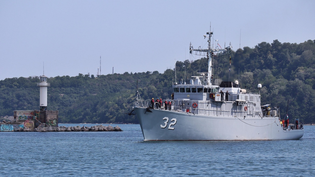 Началникът на отбраната обясни как се откриват и обезвреждат мини в Черно море