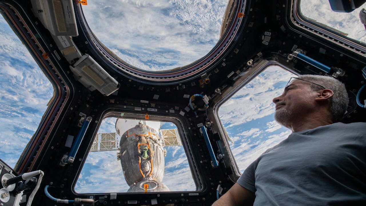 Американски астронавт и двама руски космонавти се завръщат на Земята от МКС с руски кораб