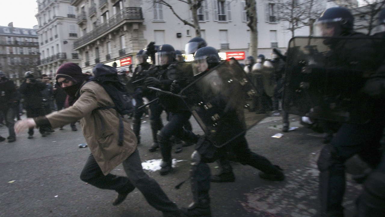 Насилие избухна тази нощ в редица градове от парижкия регион,