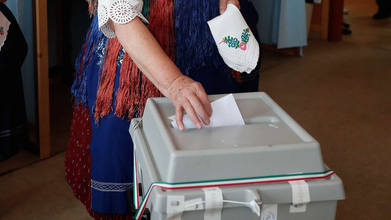 Унгарците гласуват днес на парламентарни избори след напрегната кампания, доминирана