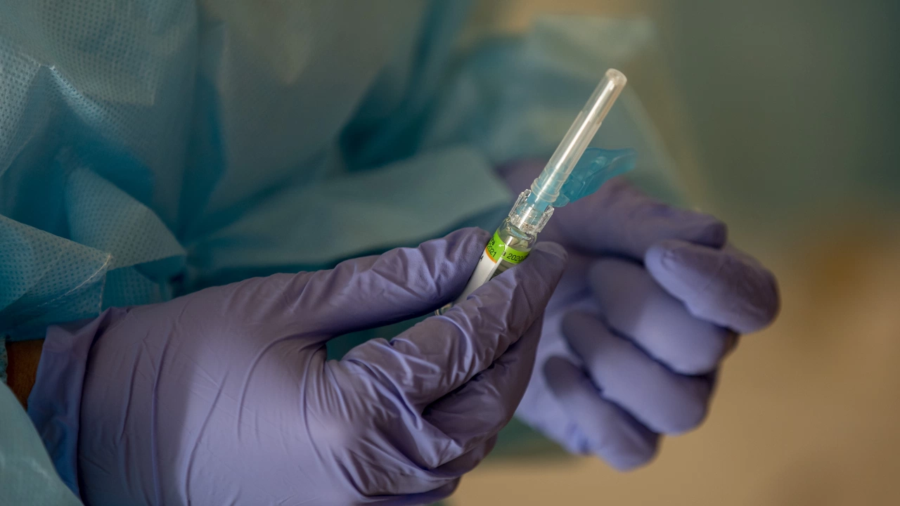 Над 275 000 дози ваксина срещу КОВИД 19 са унищожени в
