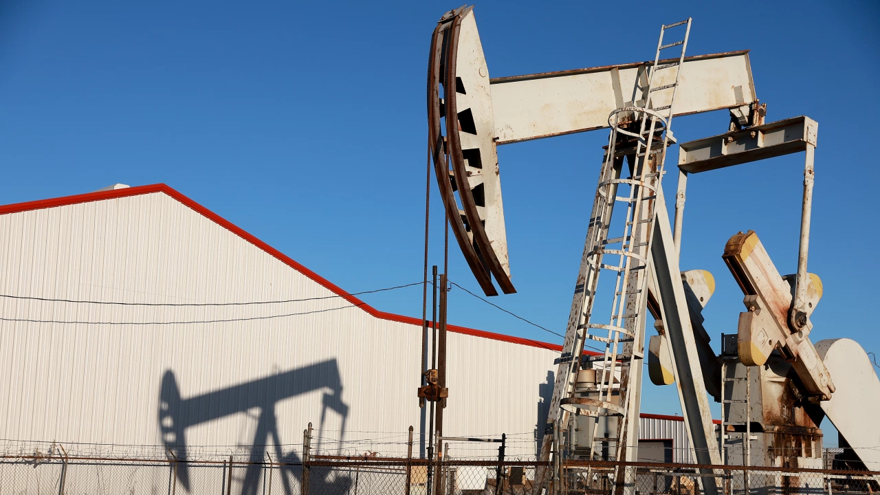 Цените на петрола продължават да се понижават днес под натиска