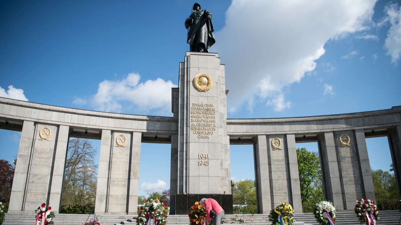 Част от паметника на Съветската армия в Берлин бе покрита