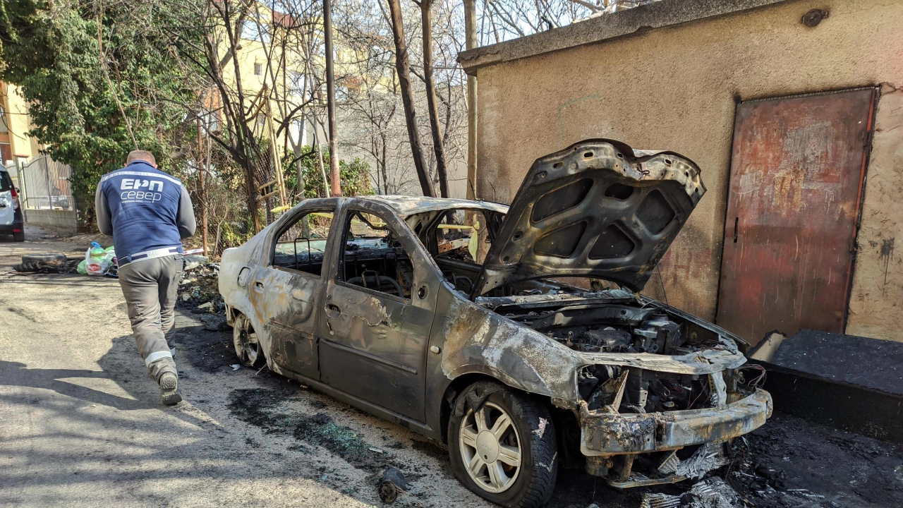 Голям пожар унищожи напълно 4 леки автомобила във Варна Друга кола