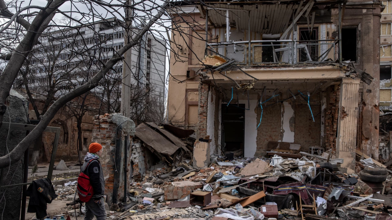 Руските сили бомбардираха райони около Киев и друг град само