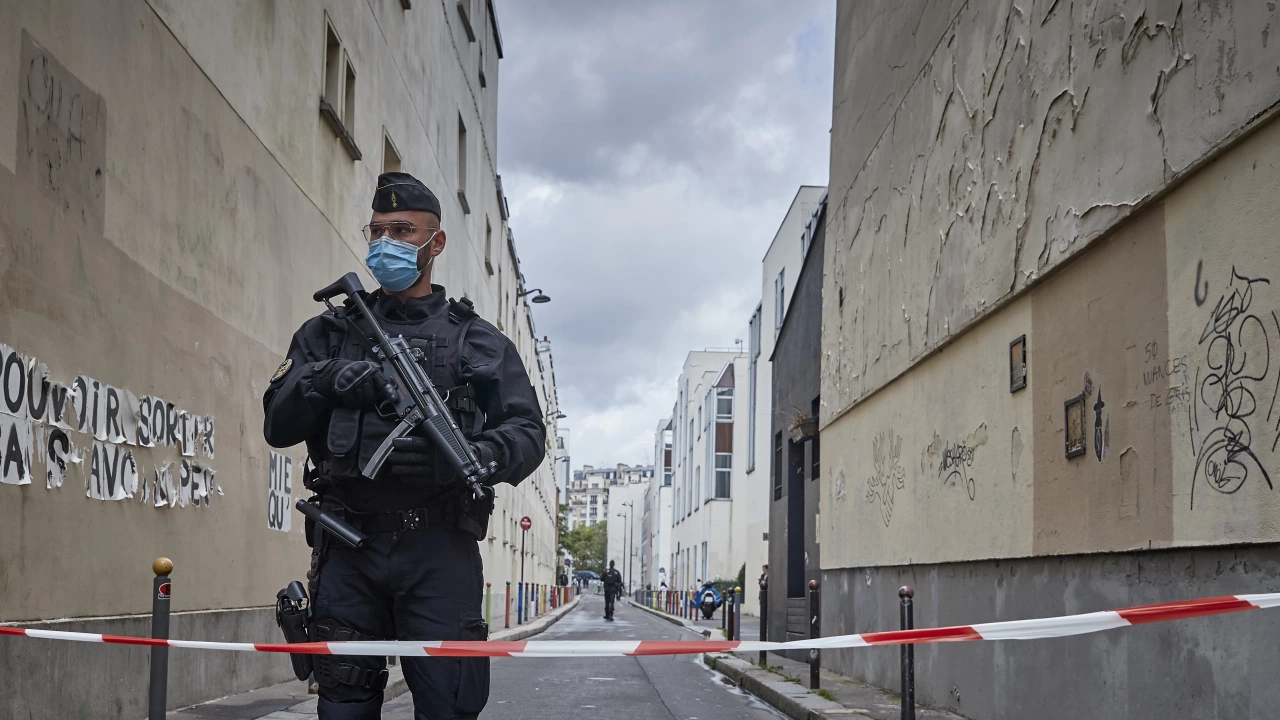 Полицията в западния френски град Лил издирва мъж въоръжен с