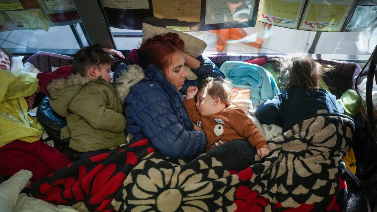 Бежанци от Украйна продължават да посещават центровете за помощи в