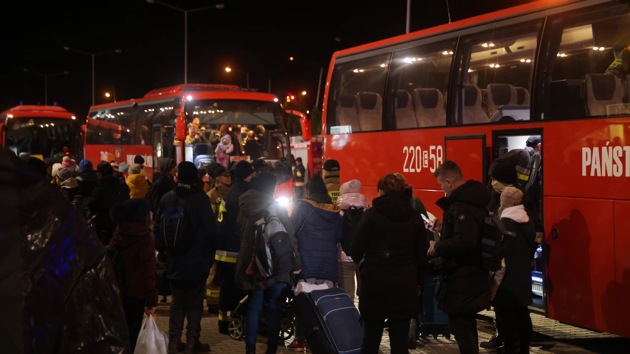 Колона от автобуси с евакуирани цивилни включително жители на обсадения