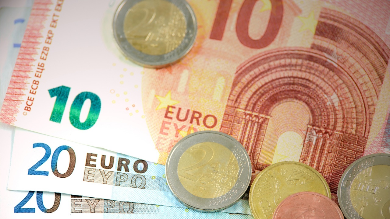 Курсът на еврото днес отстъпи под прага от 1,09 долара,