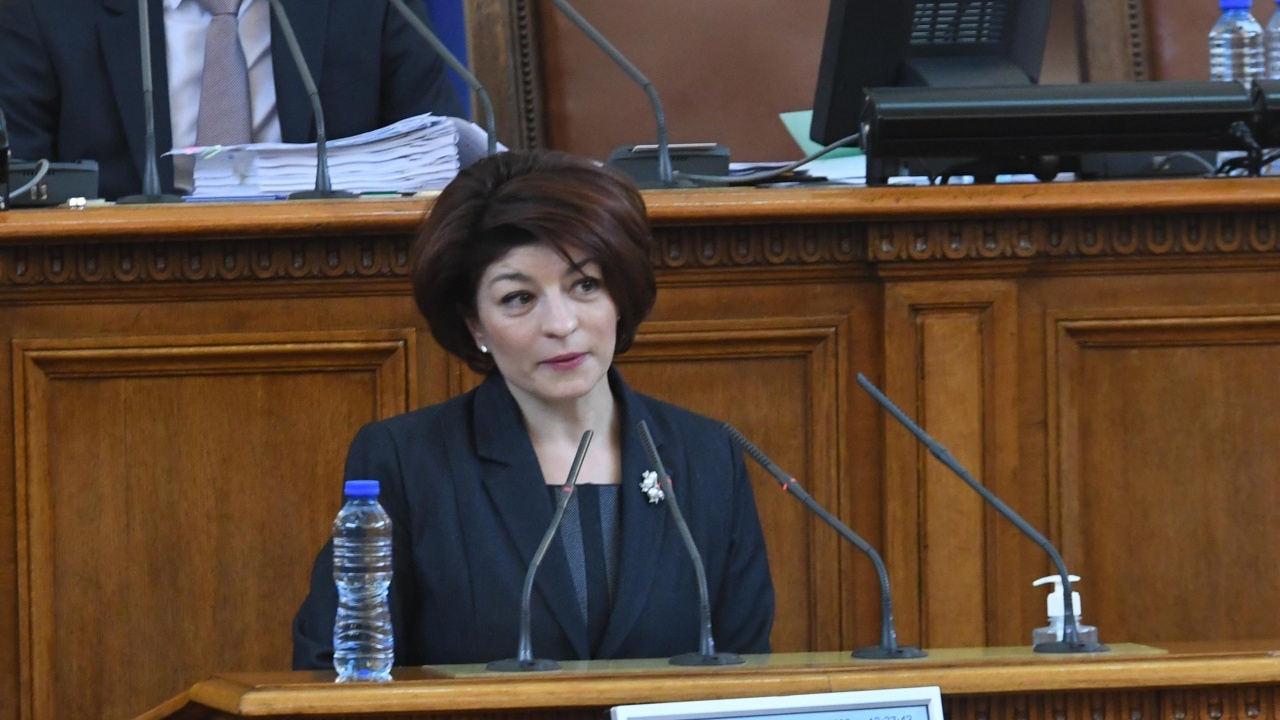 Десислава Атанасова: Изчегъртаха правилника. Парламентаризмът се завърна!