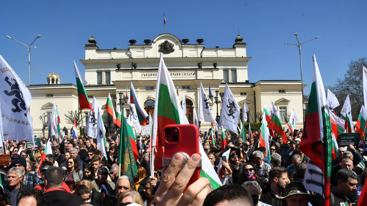 Протестиращи скандират "Оставка" пред НС, искат пълен военен неутралитет на България
