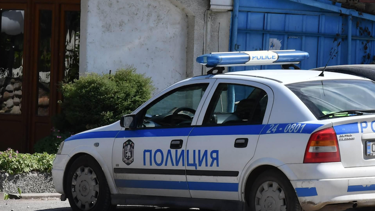 Инспектор от Пътна полиция – Пловдив, заснет да спи в