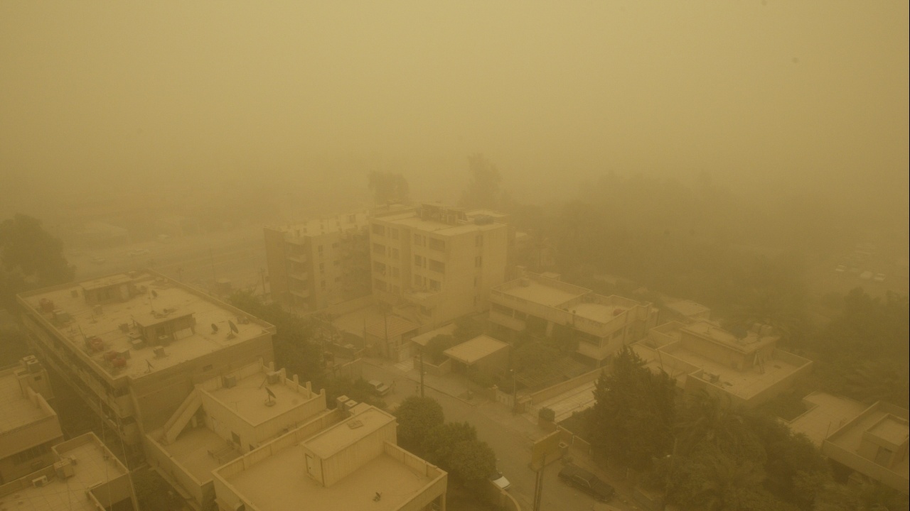 Стотици с дихателни проблеми заради пясъчна буря в Ирак