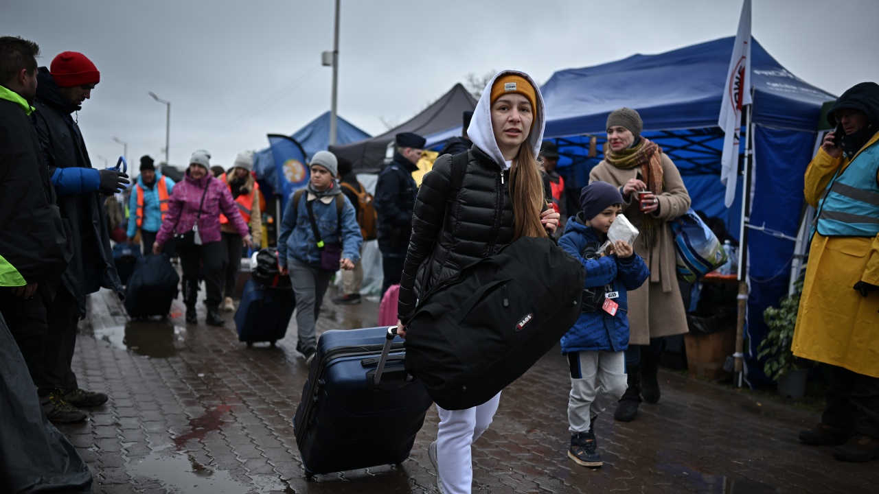 Струпване на автобуси с украински бежанци на „Дуранкулак“