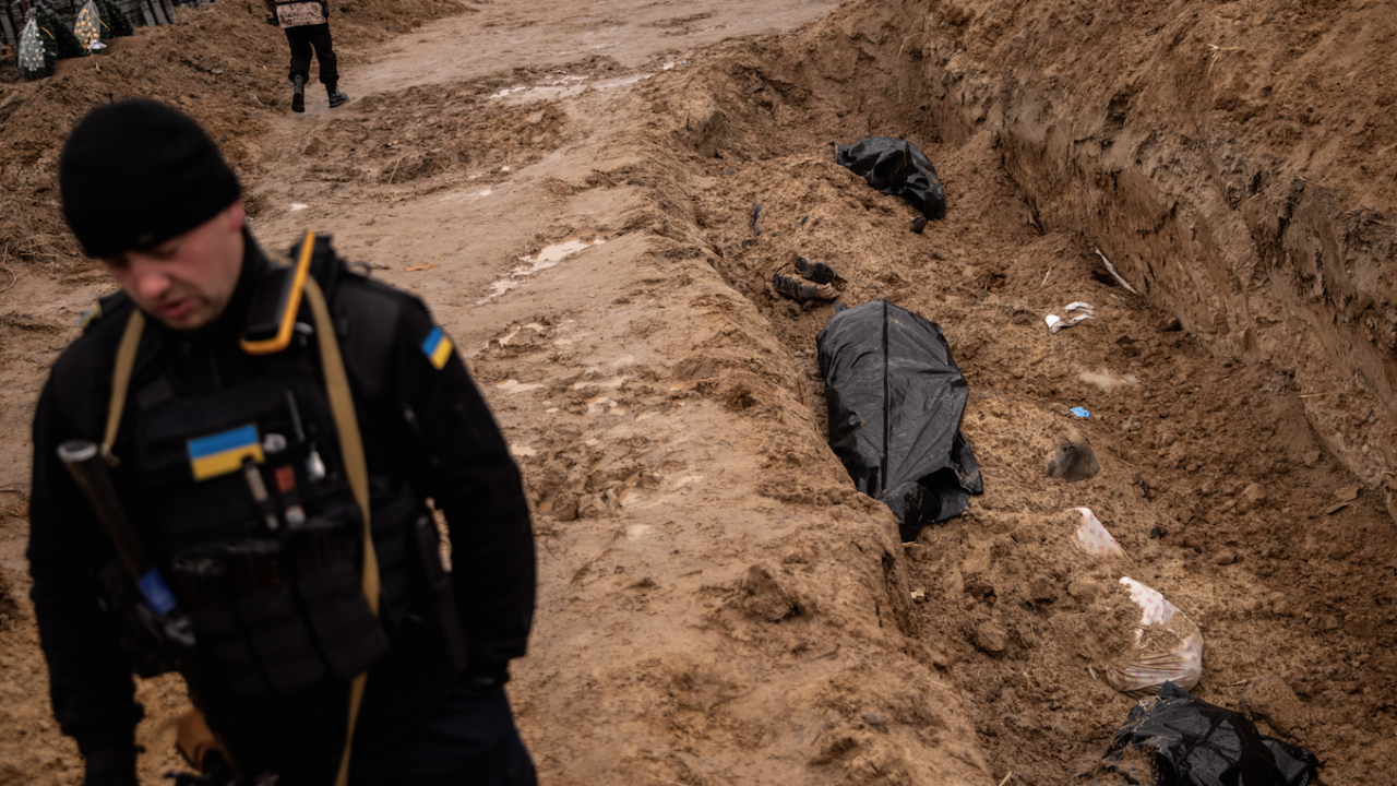 Откриха масов гроб с телата на десетки цивилни украинци в село край Киев