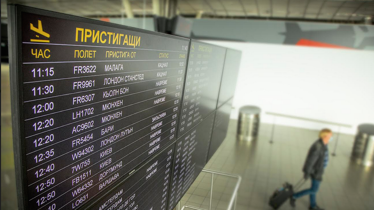 Трафикът на летище София бавно се възстановява