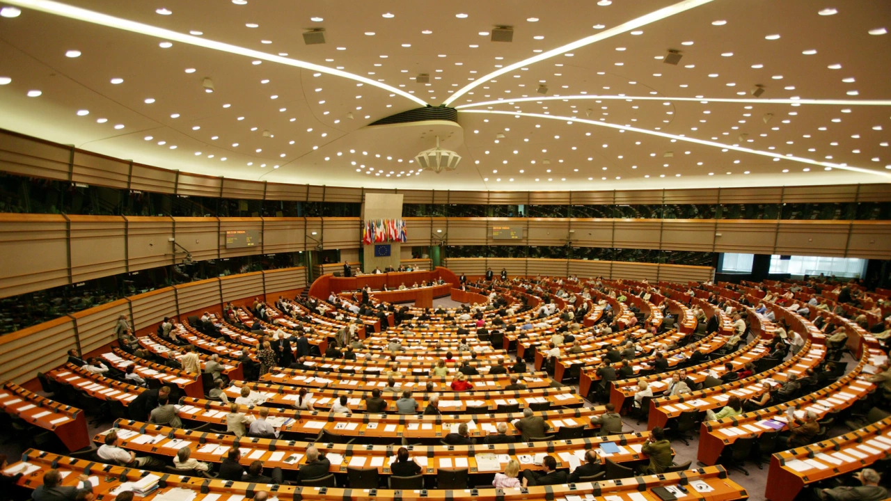 Европейският парламент запази днес минута мълчание при откриването на априлската