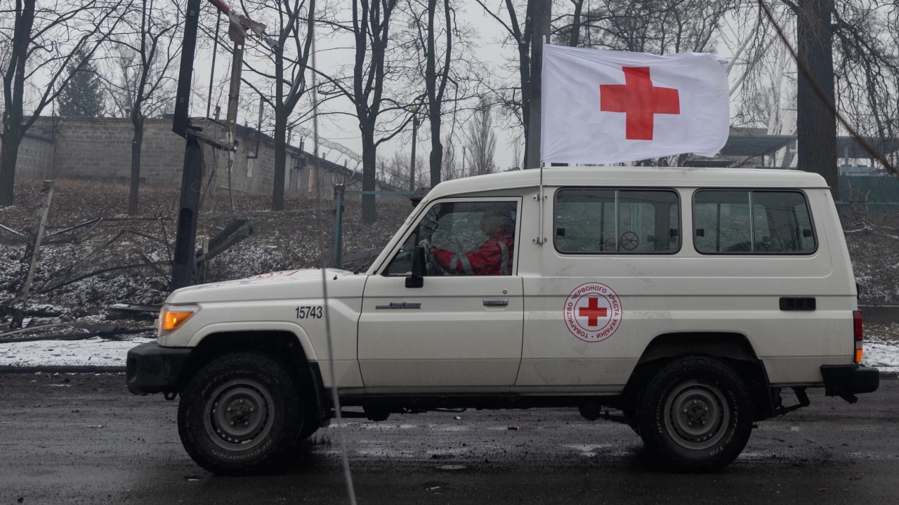 Екип на Международния комитет на Червения кръст МКЧК е спрян