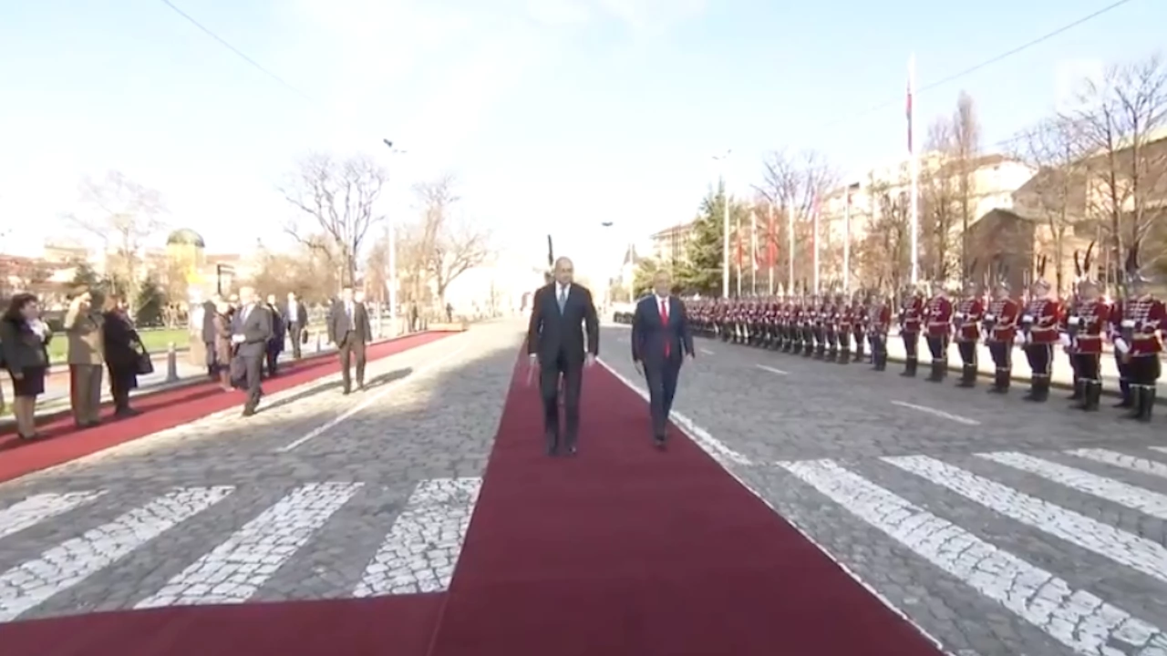 Президентът посрещна албанският си колега Илир Мета пред паметника на