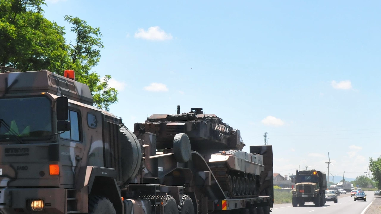 Камион на въоръжените сили с висока проходимост е претърпял пътен