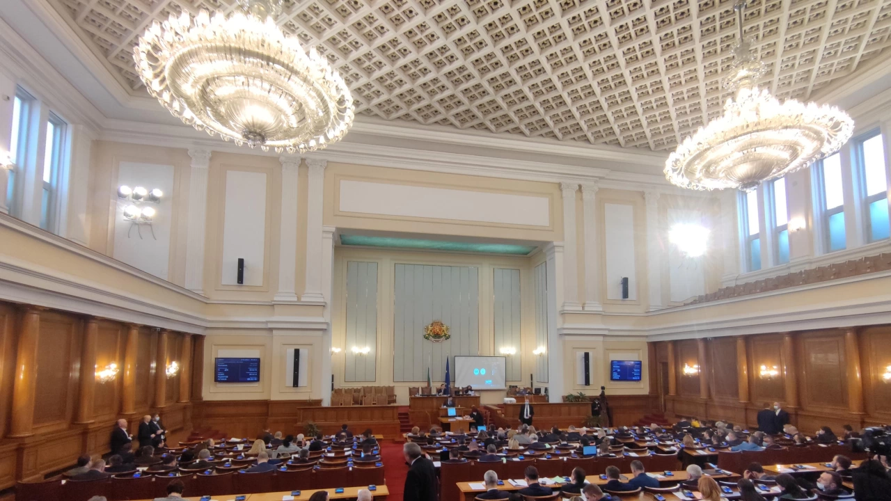 Днешното парламентарно заседание започна с декларация от името на парламентарната