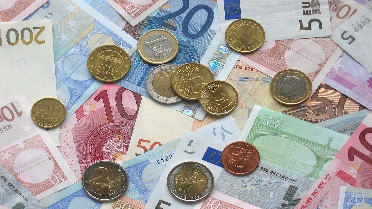 Курсът на еврото днес продължи да спада и доближи цена